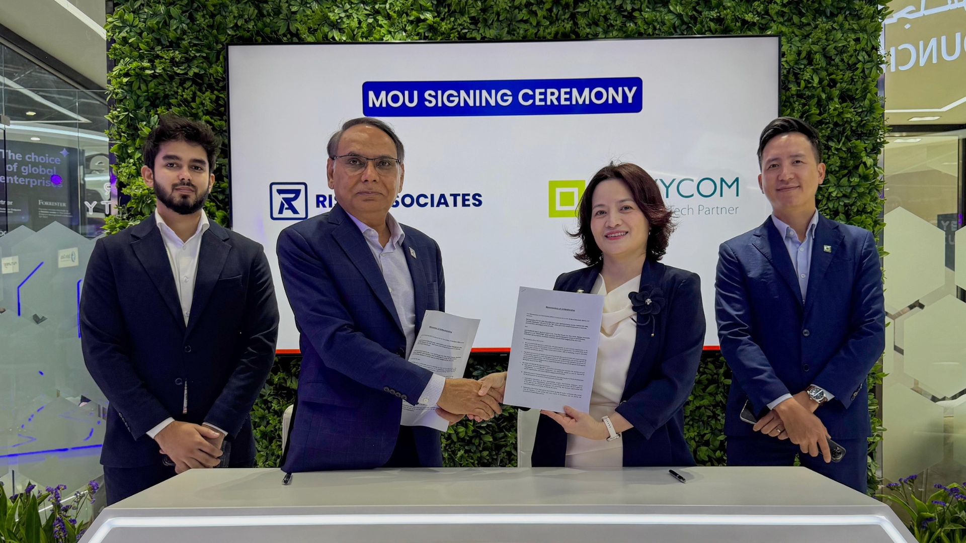 Dr. Aftab Rizvi, CEO of Risk Associates, and Ms. Van Dang, CEO of Savvycom, signing a Memorandum of Understanding (MoU).